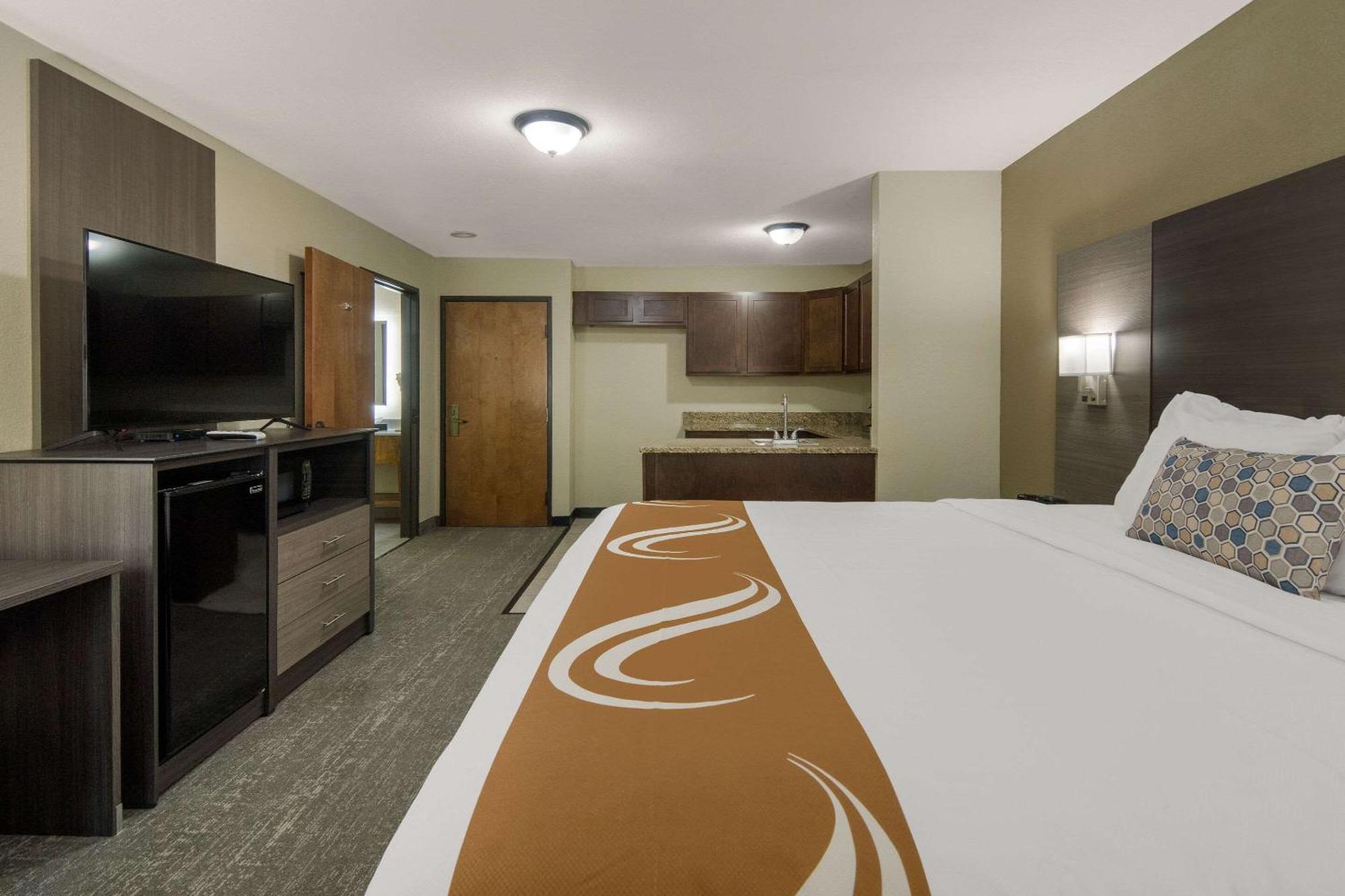 Quality Inn & Suites Roanoke - Fort Worth North Exterior photo