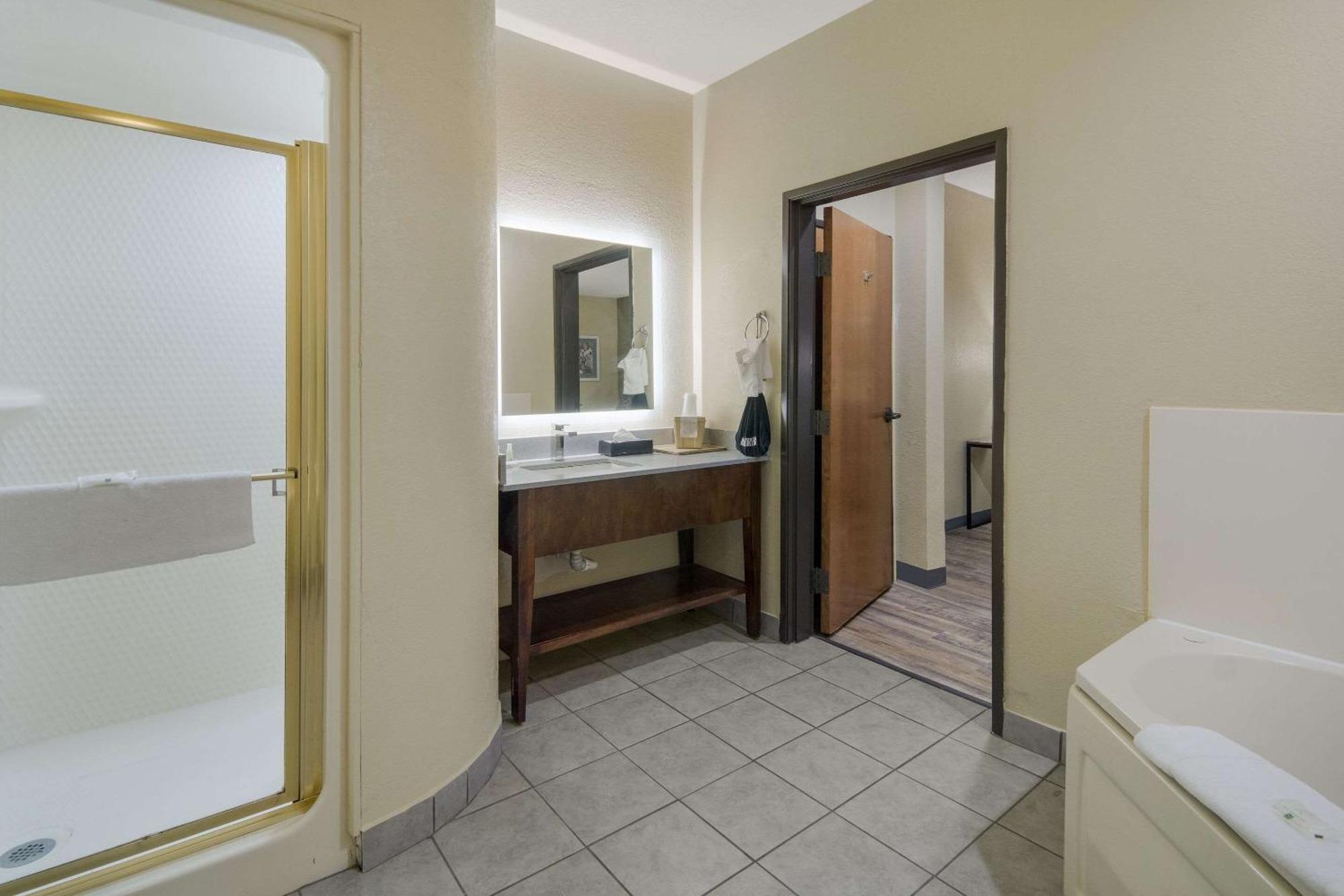 Quality Inn & Suites Roanoke - Fort Worth North Exterior photo