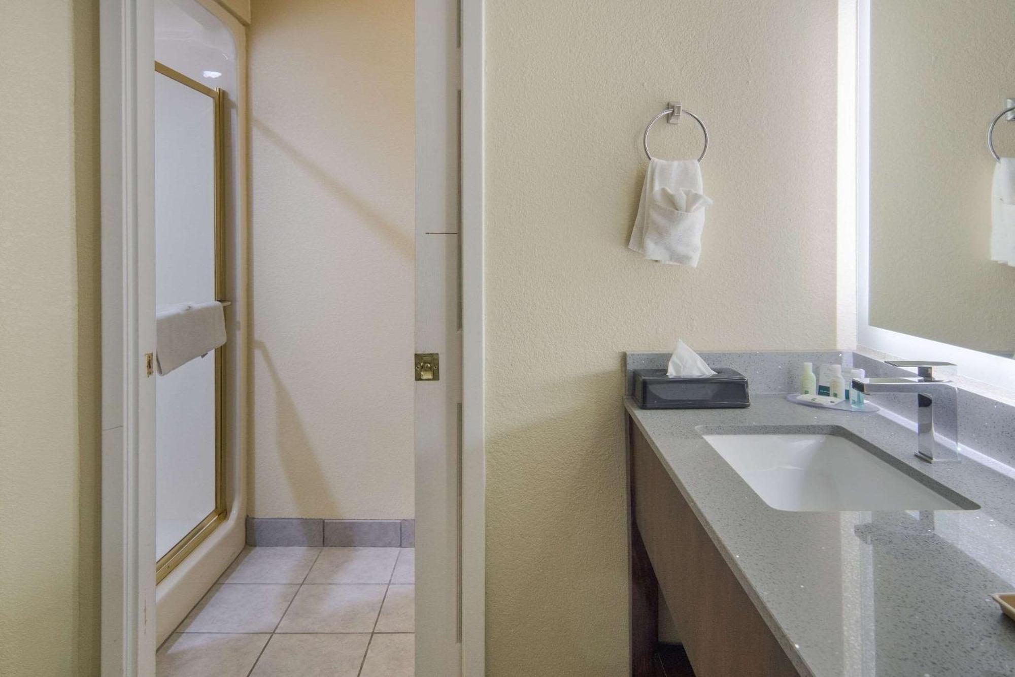 Quality Inn & Suites Roanoke - Fort Worth North Exterior photo