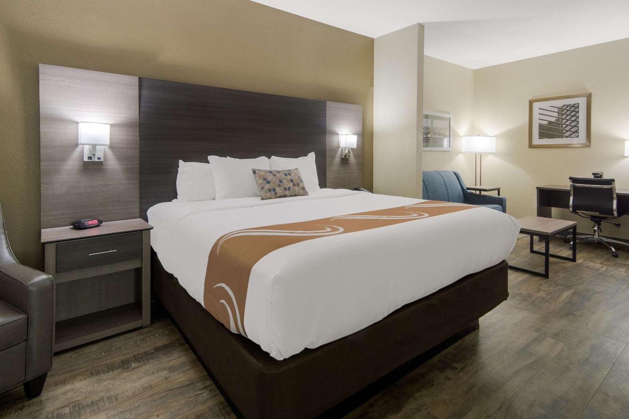Quality Inn & Suites Roanoke - Fort Worth North Exterior photo